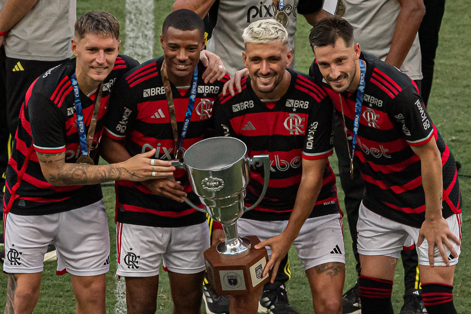 Jogadores do Flamengo seguram taça de campeão