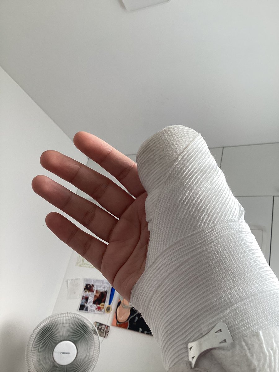 Lit cada ves q quiero volver a subir cositas pasa algo físico o emocional 😭😭😭