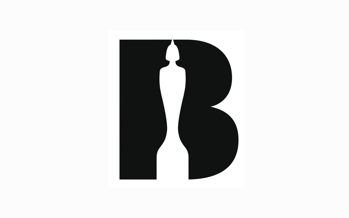 PopBase's tweet photo. RAYE wins the #BRITs Award for Artist of The Year. https://t.co/Cb6kIVpomK