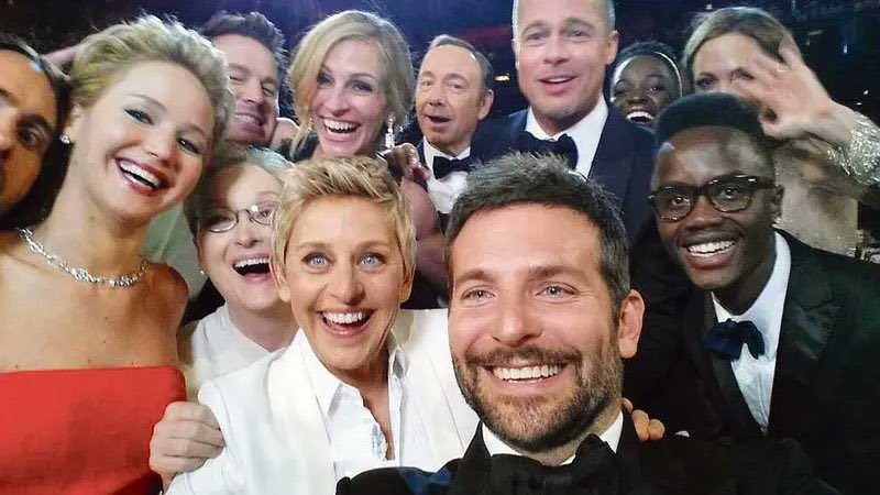 poptime's tweet photo. Hoje a lendária selfie do Oscar está completando 10 anos. https://t.co/eXI2ta6pBa