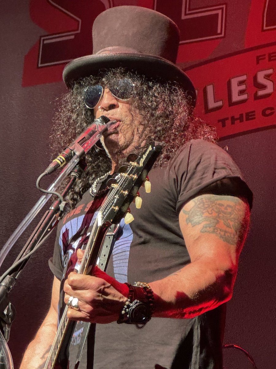 southern_cross1's tweet photo. JEFF BECK、JOE PERRY、そしてSLASH
受け継がれる伝統の”TALK BOX”!!
#SLASH #スラッシュ #OSAKA #Talkbox #TalkingModulator #Cestlavie https://t.co/IKEXnTA3Wd