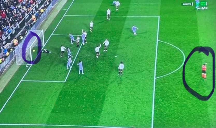 musicoloko7's tweet photo. Momento en el que finaliza el partido

IN CRE I BLE https://t.co/wunEpuIpXg