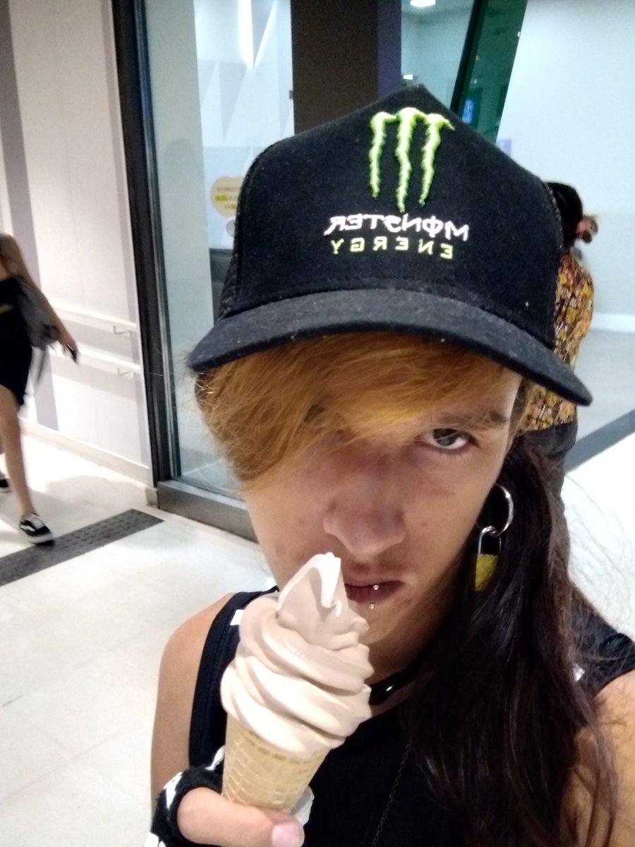 batyuri's tweet photo. Mais um rolezin de sábado no Shopping Tucuruvi, consegui uma grana pra tomar uma casquinha e ainda encontrei umas amigas minhas #roles #rolezin #rolezemo #roledesabado #sábado #sabadou #sabademo #shoppingtucuruvi #shopping #casquinha #amigas #batyuriplays #emo #emoteen #emoboy https://t.co/A3PiujgpkR
