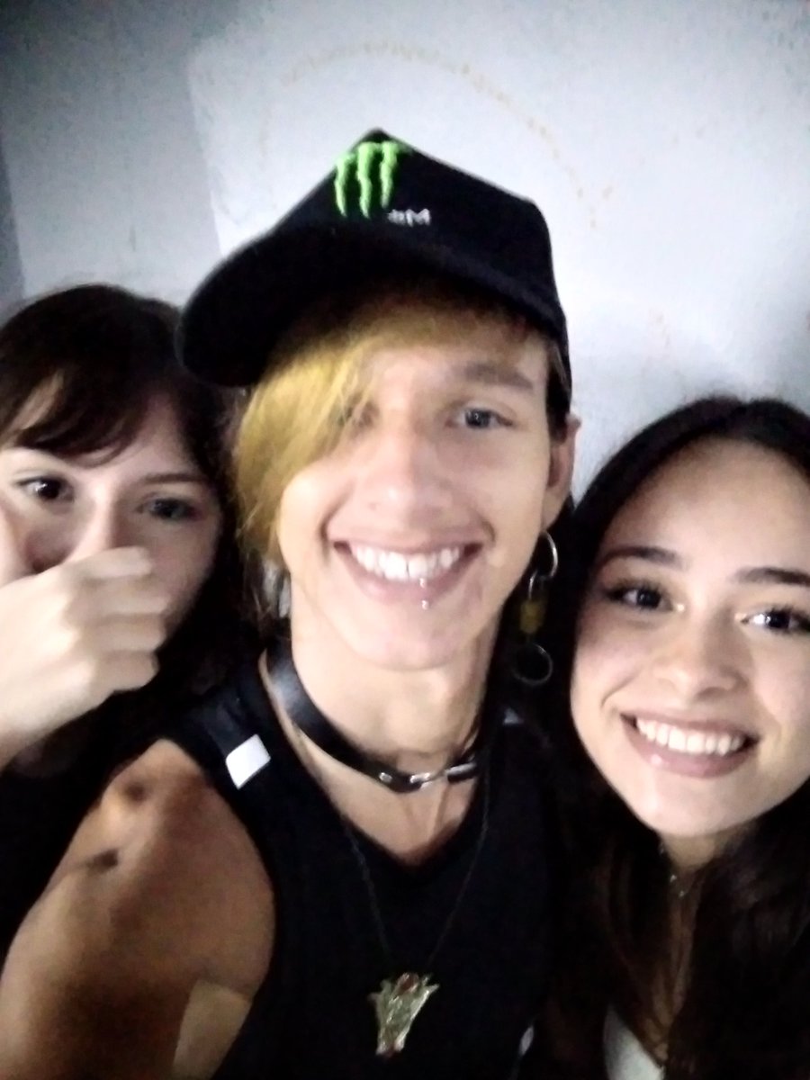 batyuri's tweet photo. Mais um rolezin de sábado no Shopping Tucuruvi, consegui uma grana pra tomar uma casquinha e ainda encontrei umas amigas minhas #roles #rolezin #rolezemo #roledesabado #sábado #sabadou #sabademo #shoppingtucuruvi #shopping #casquinha #amigas #batyuriplays #emo #emoteen #emoboy https://t.co/A3PiujgpkR