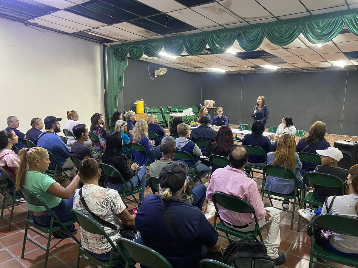 EnCiudadanoMir's tweet photo. La Dirección Regional del estado Miranda realizó reunión en el municipio Guaicaipuro con dirigentes de las 7 parroquias.

Nos organizamos para fortalecer la red #600k y acompañar a los venezolanos en la defensa del derecho al voto.

Estamos #ConVzla porque #UnidosSomosMejores https://t.co/bVSiB0QXKH