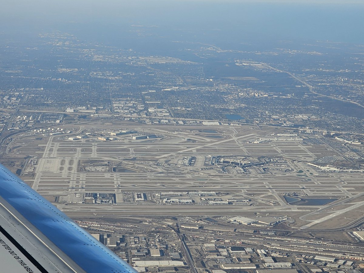 KevinMDOK's tweet photo. @jamesaydelott Chicago O'Hare airport (KORD). Pilot missed the exit and had to turn around over Lake Michigan. How embarrassing! Lol #avgeeks https://t.co/TWGuoPRSAA