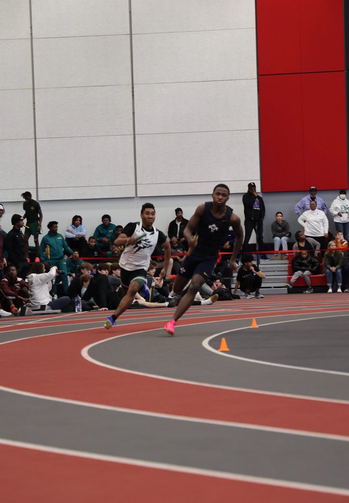 F/S 4x200 took 2nd in a season best time. Sweet T, Steph, The Sauce, and Na'Varian.
