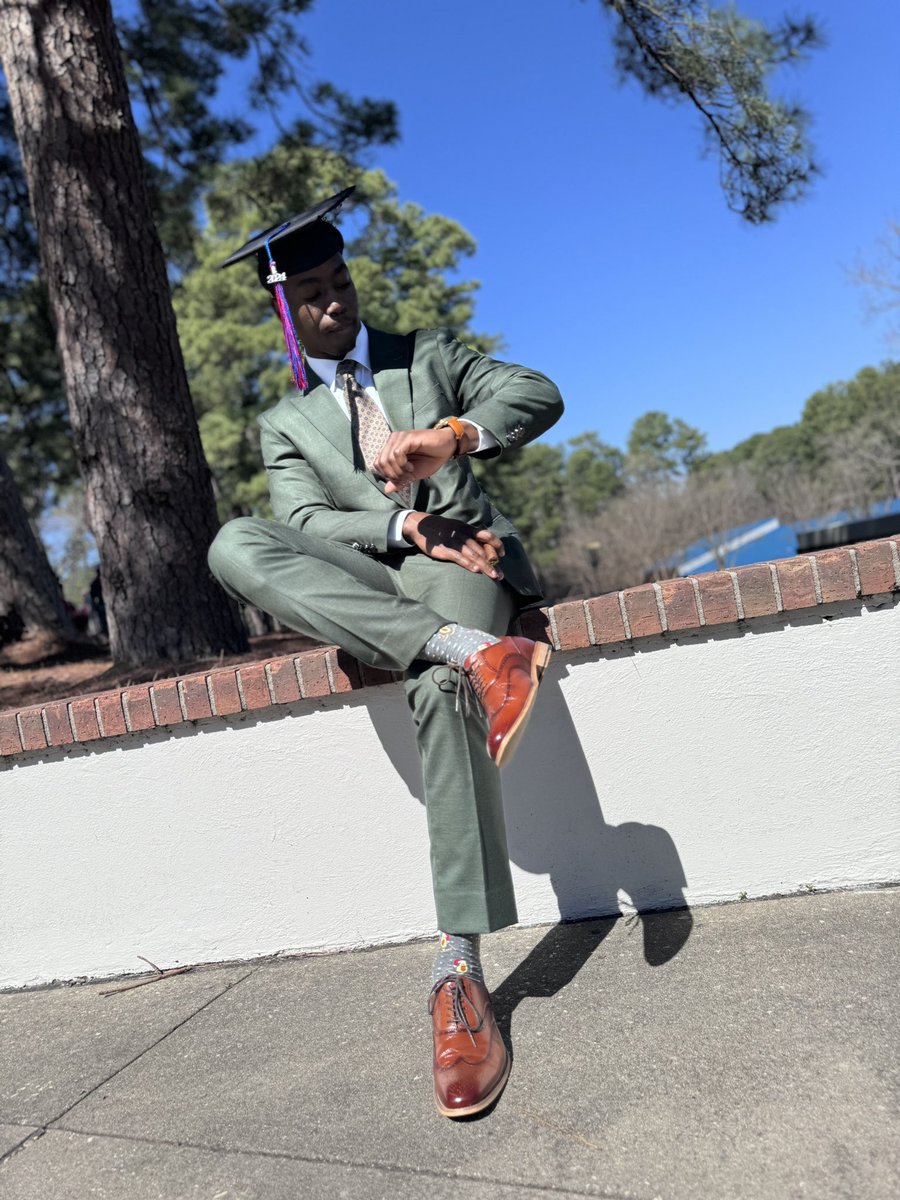 Ced Woods🖤✨ (@woods_ced) on Twitter photo Bachelor’s Degree ✅🎓
#BookerTFinest Bachelor’s Degree ✅🎓
#BookerTFinest