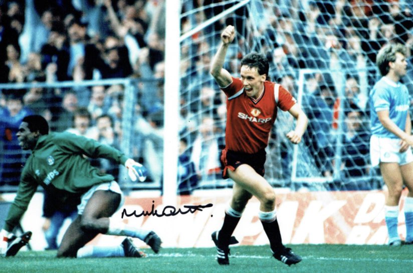 Man Utd Collectors (@mufcmemorabilia) on Twitter photo 