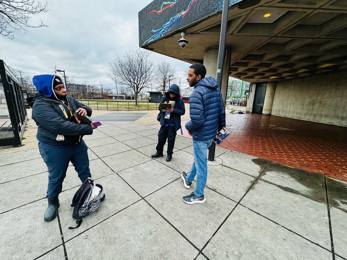 MarkusforDC's tweet photo. What’s up, #Anacostia!
Thanks for stopping on your Saturday commute to sign our petition and support new leadership for #Ward8 on the Council! #OneWard8 #DCision24 https://t.co/v6ug0OysHT