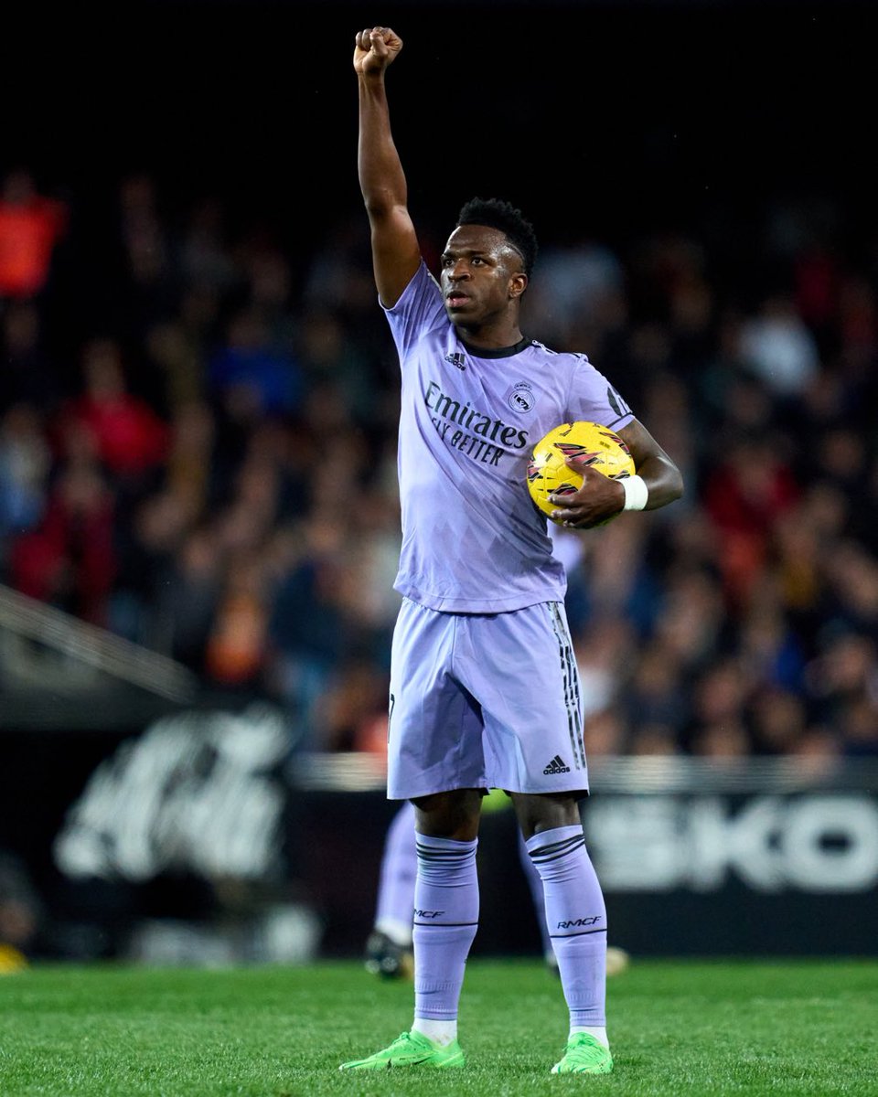 OficialSala12's tweet image. A imagem do dia no futebol mundial.

FOGO NOS RACISTAS!