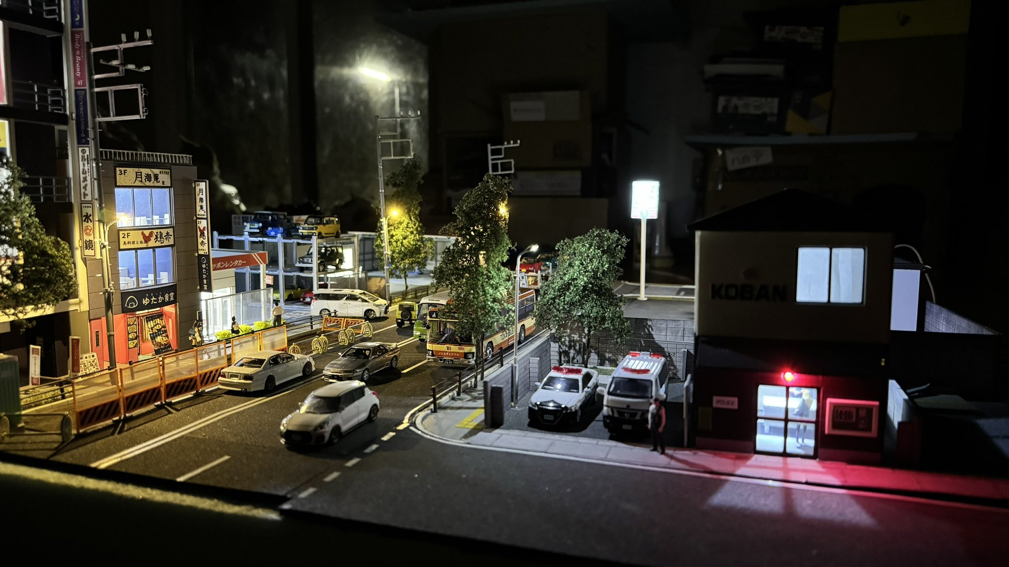 新品 MO936402 MoreArt 1/64 ジオラマ 車 改造ショップ Car