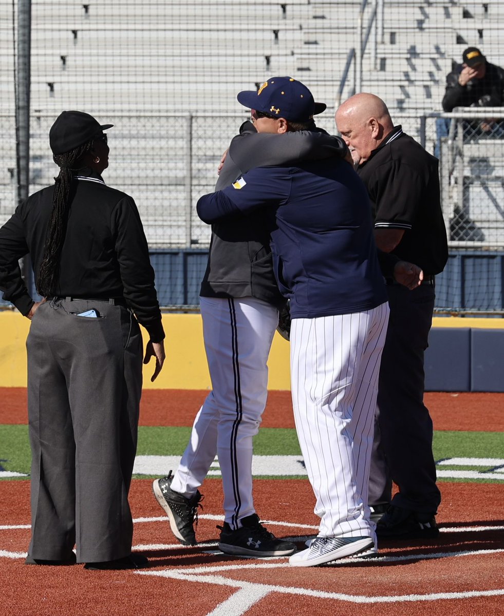 CoachGoodman613's tweet image. Special day when I get to coach against a friend and my mentor. Nothing but love this morning! The M was defended! #TheOriginal #GoldStandard