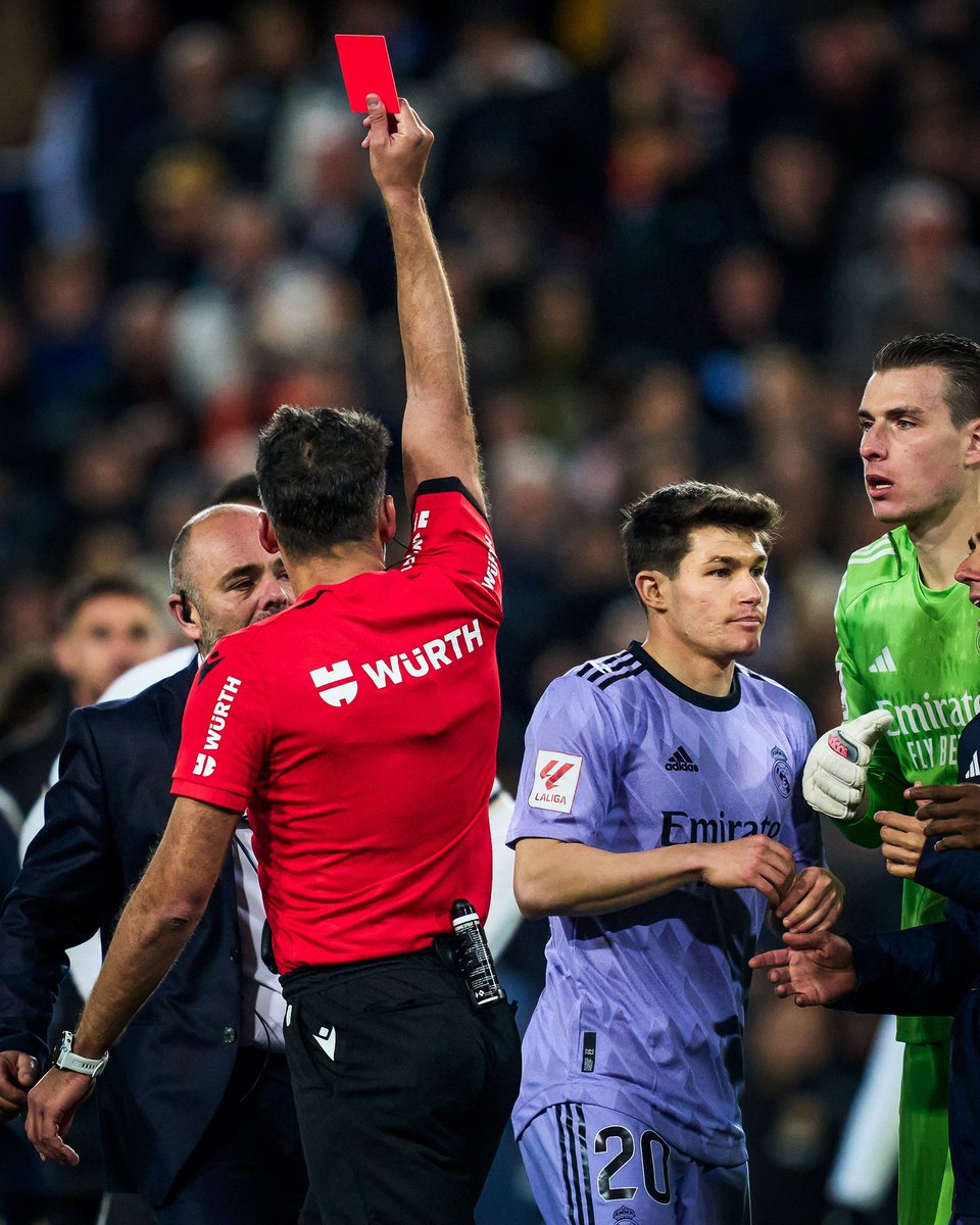 🚨🤯 The officials took 2 minutes and 13 seconds during stoppage time to remove Valencia’s penalty call.

But only played 1 minute and 39 seconds to compensate for it.

THIS IS A SCANDAL!