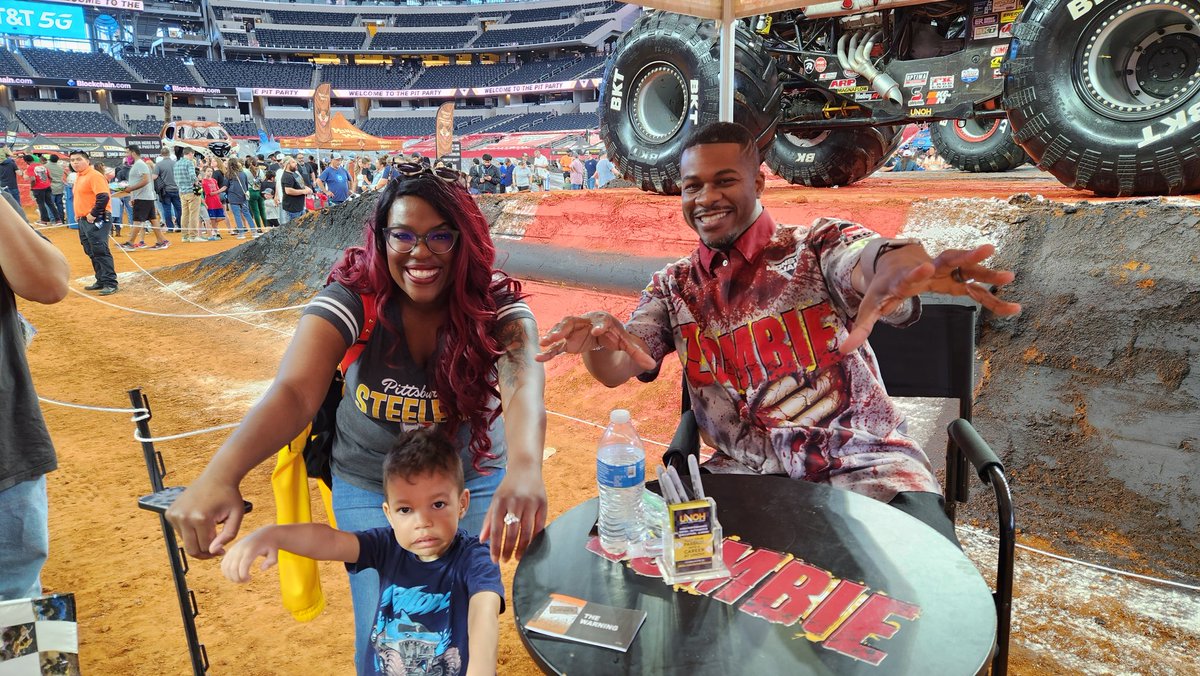 Ragorik's tweet photo. #MonsterJam https://t.co/Yz23r4dTAf