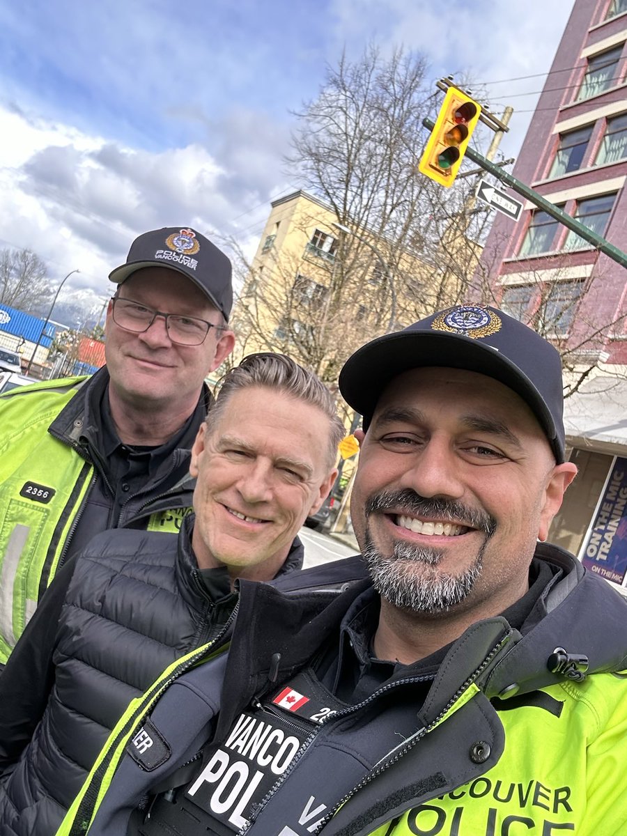 VPD members bump into @bryanadams today. Down to earth great Canadian and member of Order Of Canada! #CanadianIcon