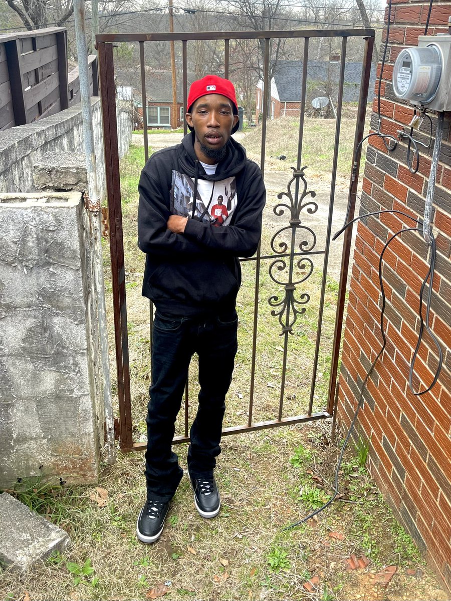 _SLIM___'s tweet image. They will never tell the truth this yola jumping out the gym they paying eleven for it too