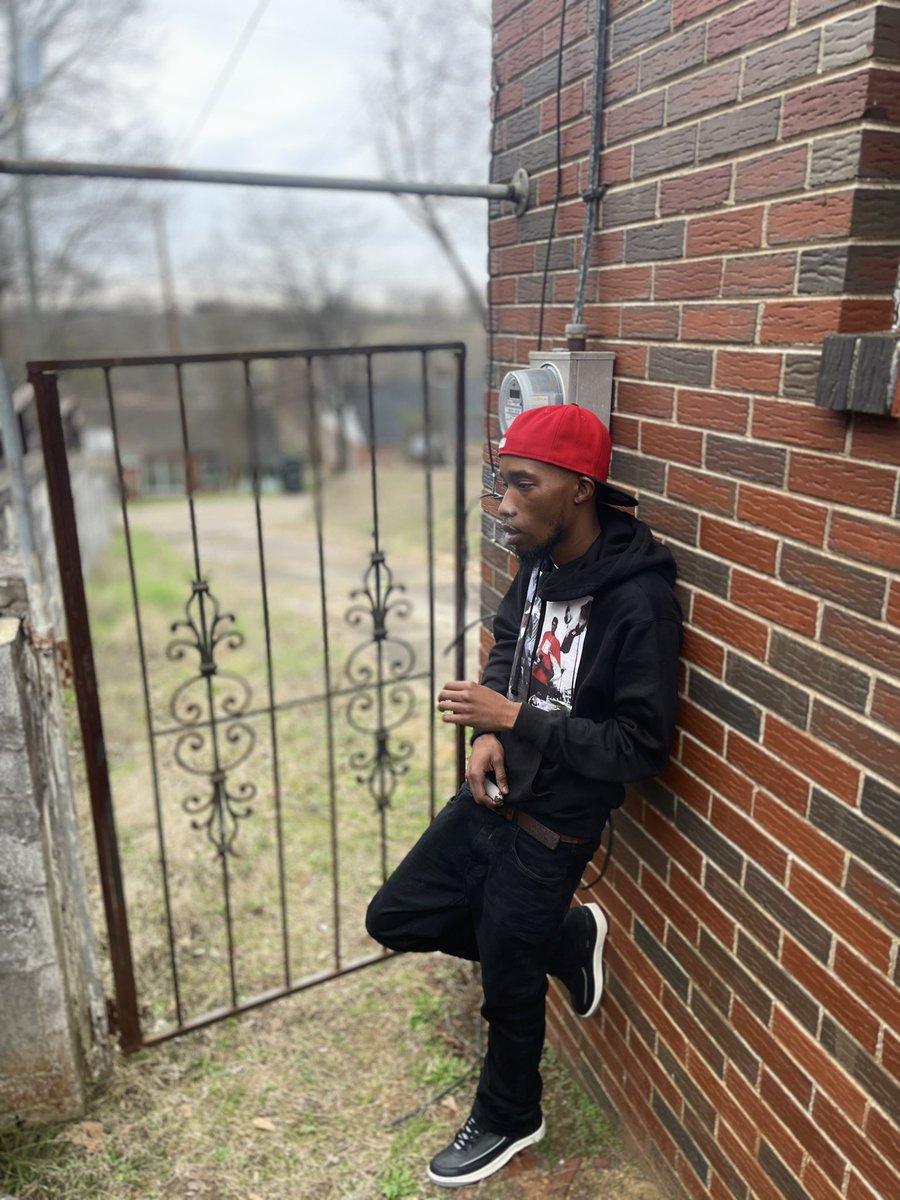 _SLIM___'s tweet image. They will never tell the truth this yola jumping out the gym they paying eleven for it too