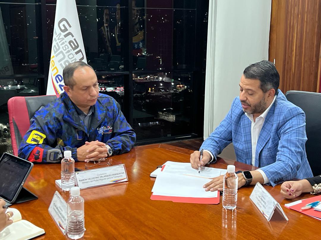 Agradezco al Ministro @rvaraguayan por recibirnos hoy sábado en su despacho, para plantear propuestas que nos permita fortalecer el plan de asfalto aprobado por nuestro Presidente @NicolasMaduro. Además reconozco su inmensa disposición para apoyarnos en el trabajo que impulsamos…