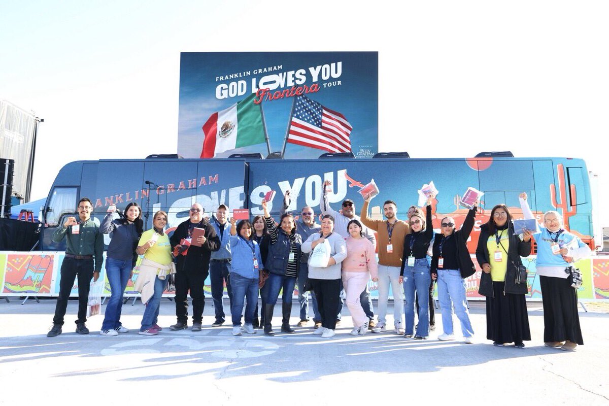 It was a cold night in Del Rio, Texas, but many searching hearts found what they had been looking for! We praise God for each one who put their faith and trust in Jesus Christ! #GodLovesYou #FronteraTour
@Franklin_Graham @realDonaldTrump