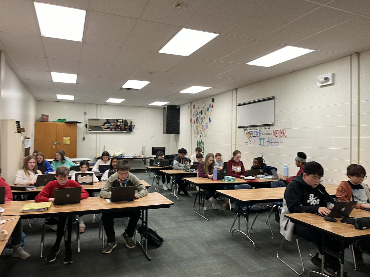 JessMatousek's tweet photo. 7th graders have jumped right into Comp Tech! Collaborating on presentations and sharing what they know. 🤩 @HarmonPrincipal @APHarmonMS https://t.co/G3RW8Nrz69