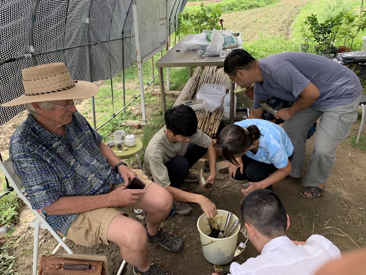 BrightBirdBio's tweet image. Horn Manure

之前因為農夫個人問題，上年十月份的工作坊的資料，一直未有時間處理和分享，而這些照片是當時在工作坊製作牛角牛糞配方 Horn Manure Preparation (500)。

Biodynamic 有個比較獨特的地方是會使用配方 preparations ，但沒有深入認識 biodynamic 的人會很容…

brightbirdbio.com/?p=3423