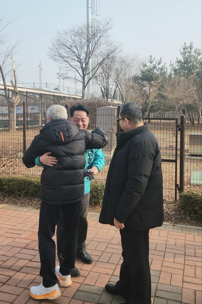 [부천시축구협회 시무식 참석]

오정축구연합회와 합동으로 거행된 시무식에 참석해 인사드렸습니다.

줄서서 인사해!!! 줄서서.^^ 
많은 분들이 응원해 주셨습니다.

youtube.com/shorts/a0OOlaq…

#부천시축구협회 #시무식 #부천시병 #국회의원예비후보 #장덕천