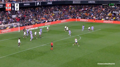marccrosas's tweet image. Hoy en Mestalla:
- Avisa que es la última jugada y que después del tiro de esquina lo acaba. 
- Pasa 1 minuto 37 segundos de los +7 que había añadido. 
- Pita el final antes del centro de Brahim.

*Están tan acostumbrados a jugar hasta que todo les beneficie que hasta de lo…