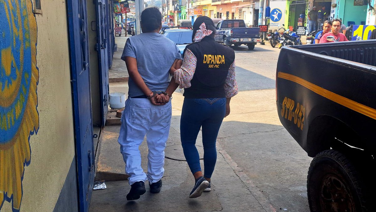 PNCdeGuatemala's tweet image. La denuncia ciudadana permite que investigadores de #DIPANDA detuvieran a Juana “N” de 34 años en la zona 1 de #Barberena, Santa Rosa, cuando recogía un paquete de Q.200 que exigía bajo amenazas de muerte al propietario de un negocio.