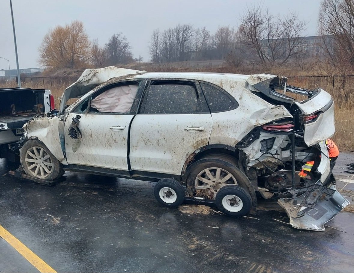 #AuroraOPP investigated a single vehicle rollover collision on #Hwy404 NB off ramp to 16th Ave #Markham. Video showed the vehicle traveling at a high speed prior to rolling multiple times. 19 year old male from North York charged criminally, #DangerousDriving. #SlowDown ^nm