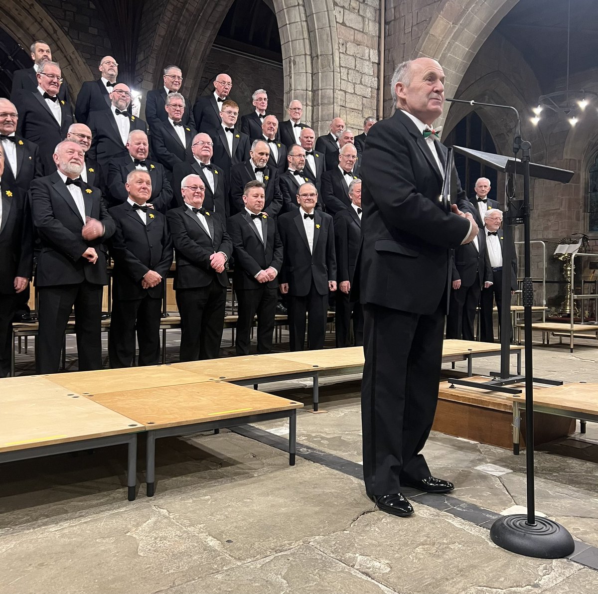 Hyfryd bod nol allan heno gyda <a href="/TrelawnydMVC/">TRELAWNYD MALE CHOIR</a> <a href="/dilwyn25/">Dilwyn Price</a> a Genod Ensemble Ruthin yn y Gadeirlan yn Llanelwy.  Ddaru ni weithio allan heno fod 2025 yn golygu bod ni wedi bod yn perfformio am 20 mlynedd. 🙈 #diolch #gwylddewi