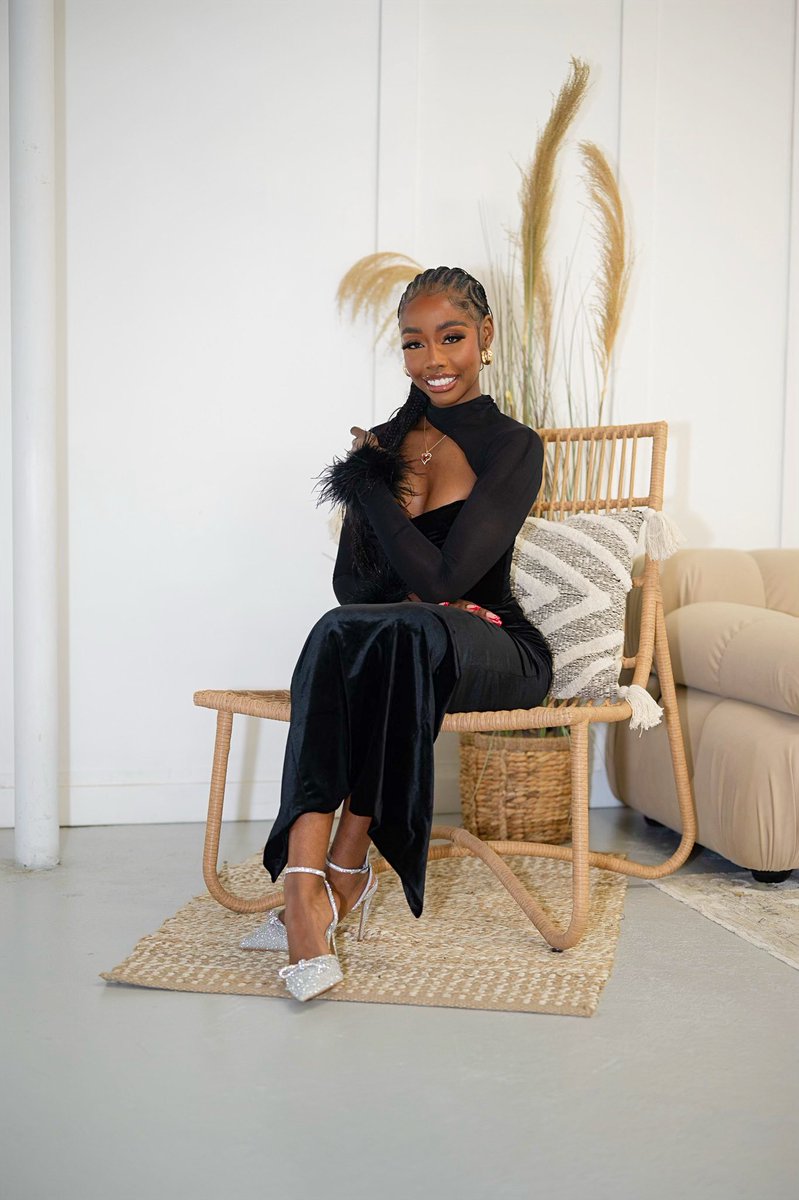 NubivnQueen's tweet photo. Smile so pretty 🤩 https://t.co/oVIsahJEiN