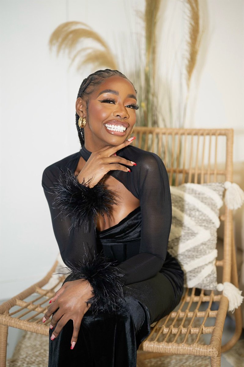 NubivnQueen's tweet photo. Smile so pretty 🤩 https://t.co/oVIsahJEiN