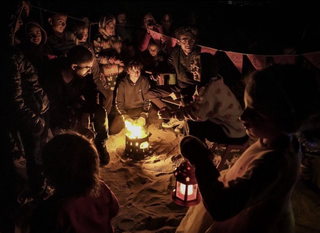 vampl0vrrr's tweet photo. a palestinian family in tal al-sultan camp began decorating in preparation for ramadan. their faith will never be dismantled ♥️ https://t.co/yMknm1pKKF