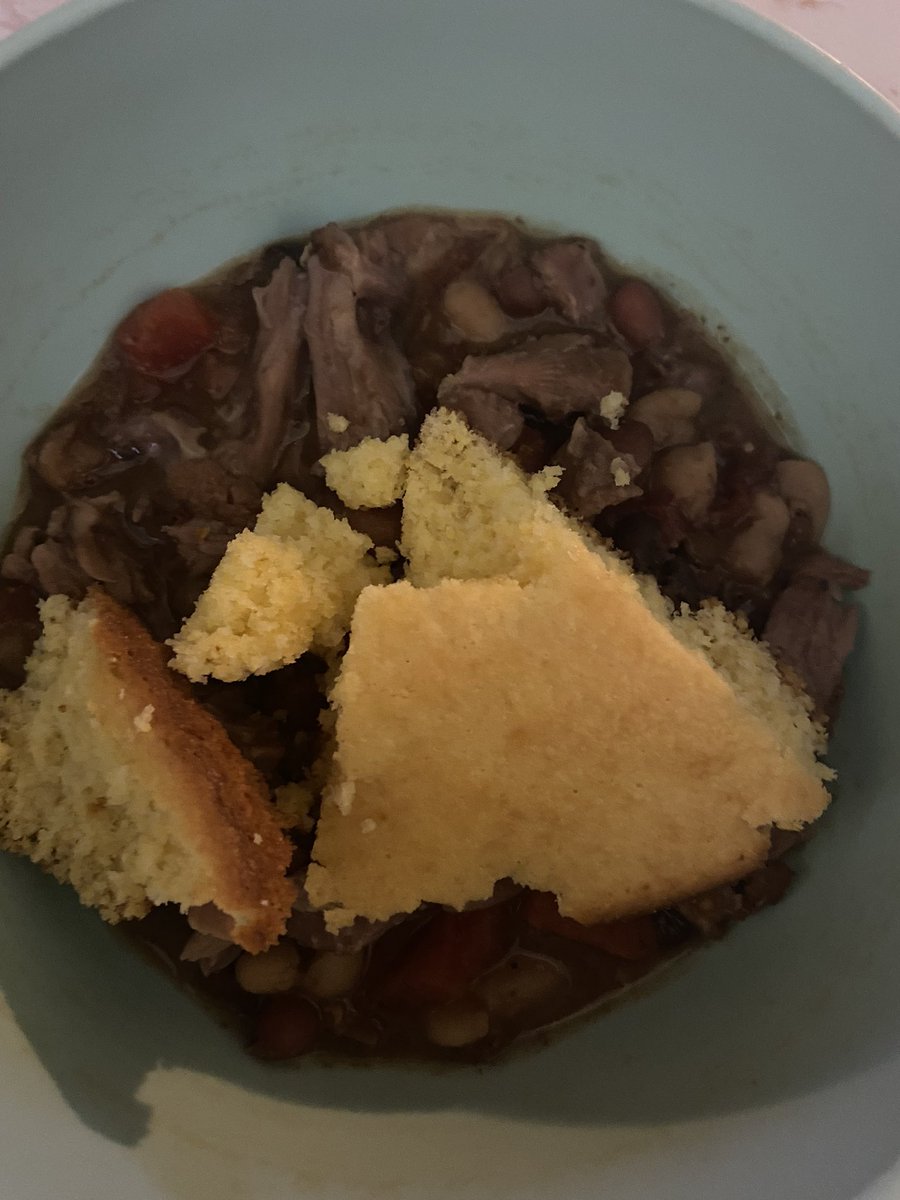 Liltae1's tweet image. This was yesterday…we eating it again!! #BeansAndCornbread #CountryCityGirl