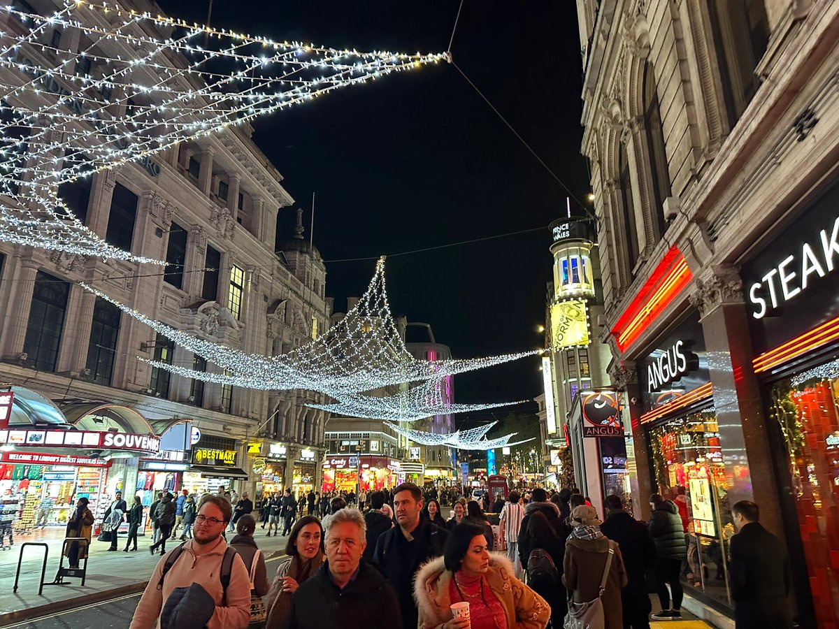 Today I went out to the night market on my day off. London's night market is very crowded🥰