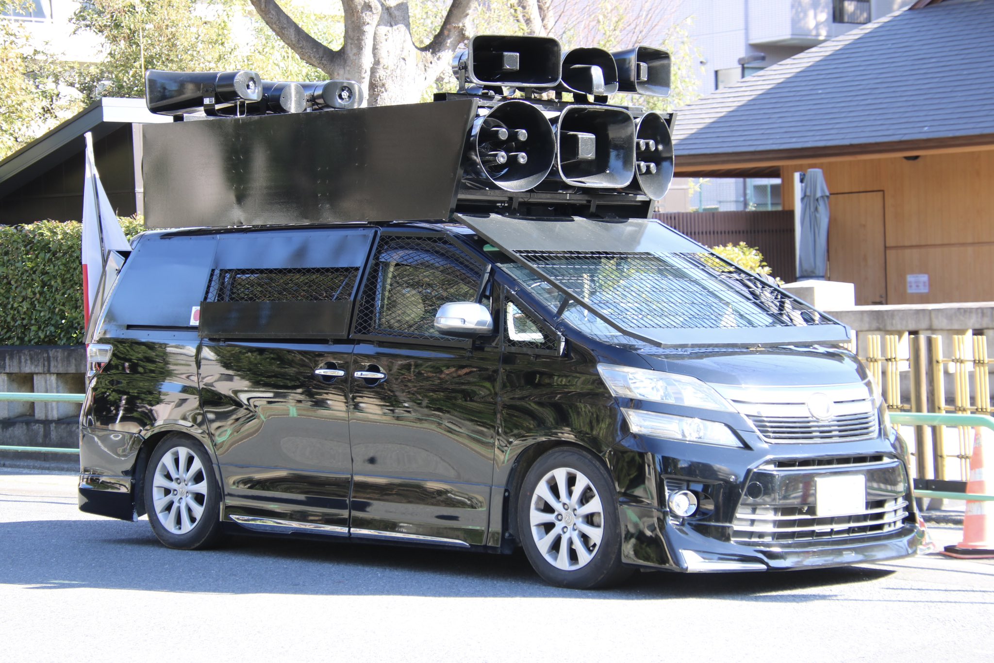 右翼街宣車アルファード 右翼街宣車アルファード - メルカリ