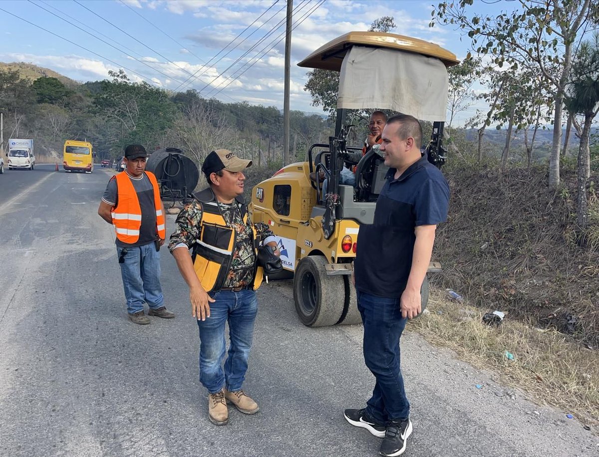 BancadaLibre's tweet photo. El diputado #MarioCalix, acompañó al equipo de la @SITHonduras, en el inicio de los trabajos de reparación del tramo carretero que conecta los municipios de Gracias, Lempira y Santa Rosa de Copán. https://t.co/8yFgJArzmH