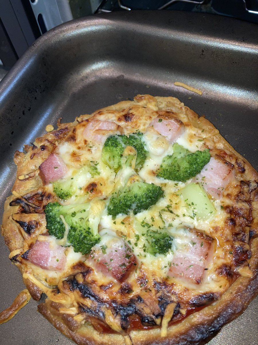 #おうちカフェ #料理好きな人と繋がりたい #おうちごはん #パン作り #baking #お菓子作り 
暇なので、魚焼きグリルでベーコンとブロッコリーのピザを作ってみた。グルテンの少ないアインコーンの小麦粉を使いました。まずまず。