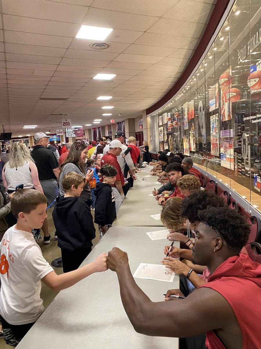 Almost half way through our autograph session!! Be sure to come over near section 202! @OU_Football
