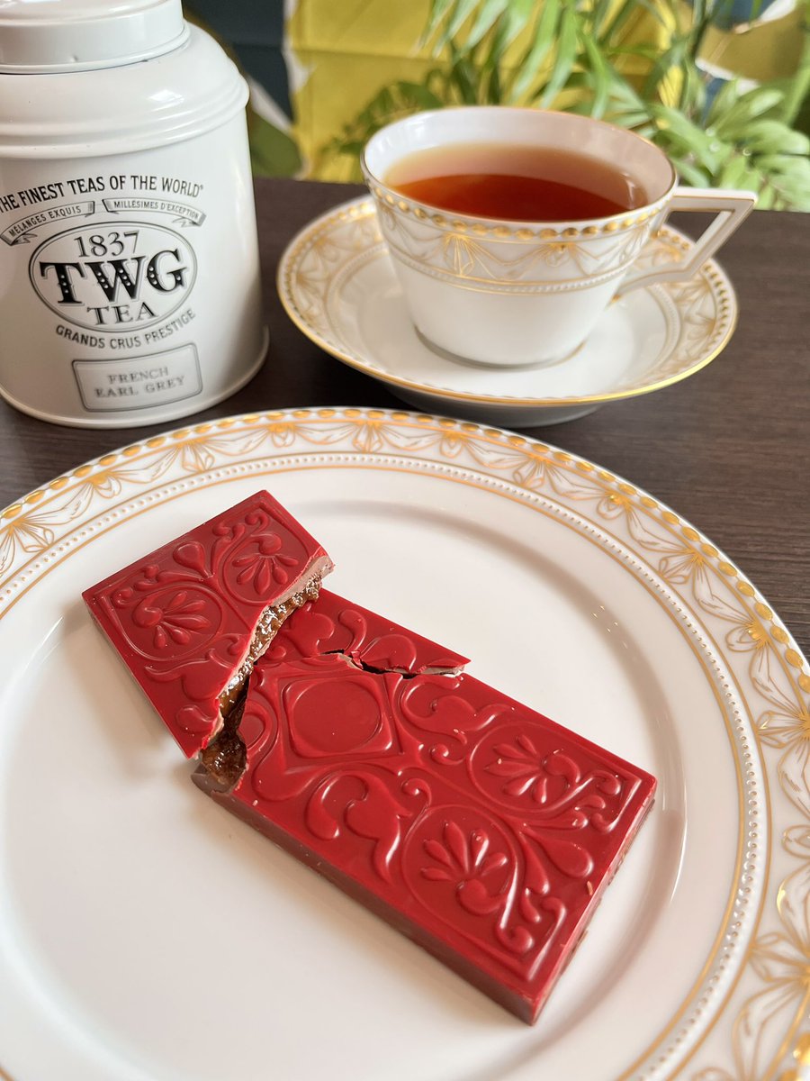 今日はTWGのフレンチアールグレイでひと息。
カップはKPMベルリン クアランド。
Les Alternatives （アルタナティブ）さんのラクテプラリネを添えて🍫

濃厚でシャリシャリした食感、美味しい✨

 #木漏れ日のお茶会
 #茶好連
 #おうちカフェ
 #twgtea