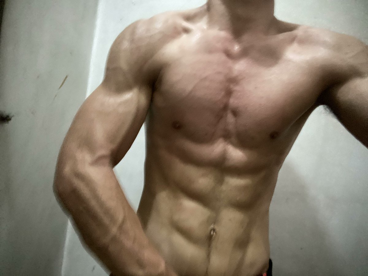 冲着这腹肌来的东莞，上手之后真的好硬好结实，棱角分明，一块一块的，爱不释手。❤️