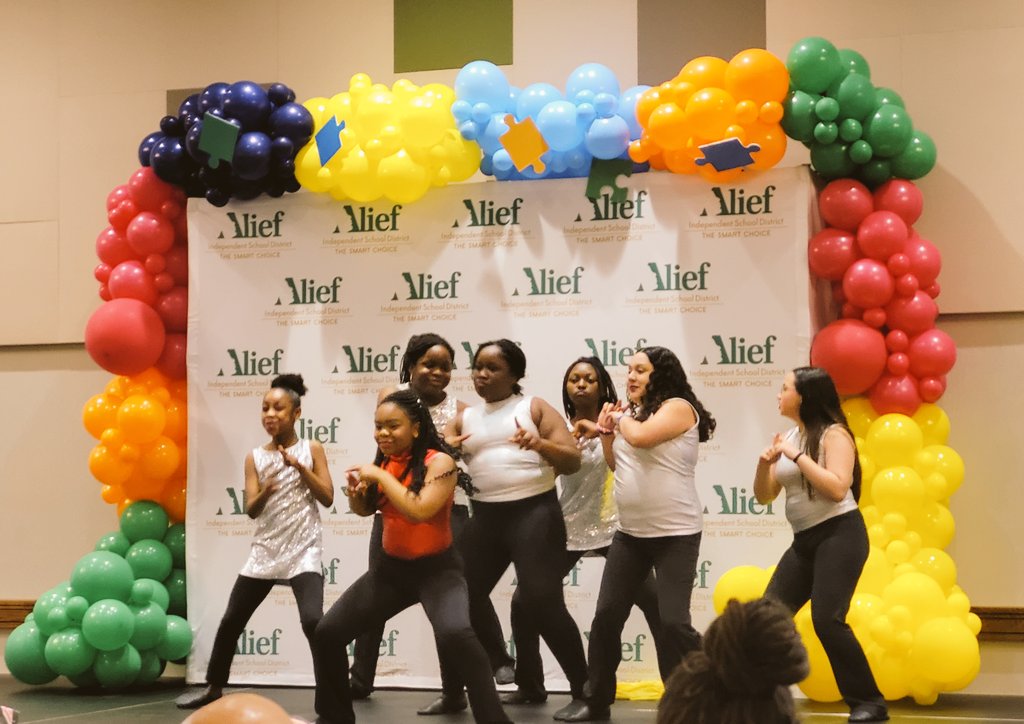 #FamilyU providing this year another round of great sessions and speakers to parents. Truly enjoy the participation of #dance team from @YgbInt!! Of course joining me my best partner 😉🫠! @Alief_Fame @AliefISD @TomekaFamilyC 🙌🫶👐