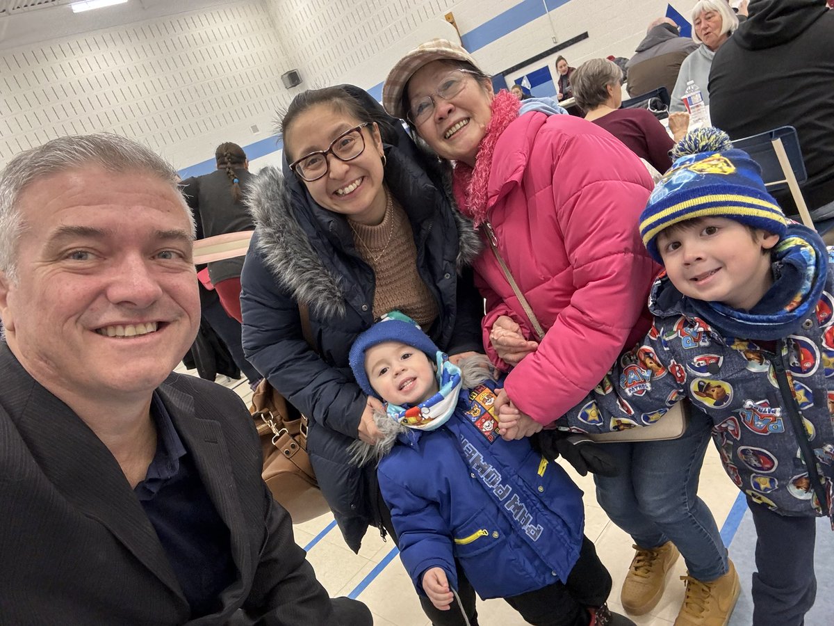 TimTierney's tweet photo. What a great morning Pineview! 🥞 Thank you for joining me for our pancake breakfast. I am so grateful I get to represent such an awesome community. BIG THANK YOU to all the volunteers who helped make this event such a success. Again this weekend we had members of both the Pineview Community Association AND the Beacon Hill Community Association. Love to see back and forth support from these communities in our ward!
 
Quelle belle matinée à Pineview ! 🥞 Merci de vous être joints à moi pour notre petit-déjeuner de crêpes. Je suis tellement reconnaissante de pouvoir représenter une communauté aussi géniale. Un grand merci à tous les bénévoles qui ont contribué à faire de cet événement un tel succès. Ce week-end encore, nous avons accueilli des membres de l'association communautaire de Pineview ET de l'association communautaire de Beacon Hill. Nous sommes ravis de voir le soutien réciproque de ces communautés dans notre quartier
