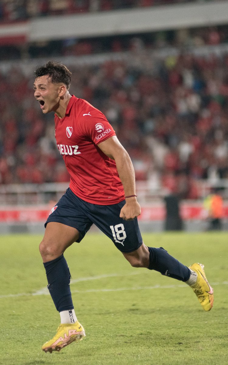 Yo soy tu Maestro, quien supo enseñarte
De tu cuerpo yo conozco hasta la mas íntima parte

#TodoRojo 🔴