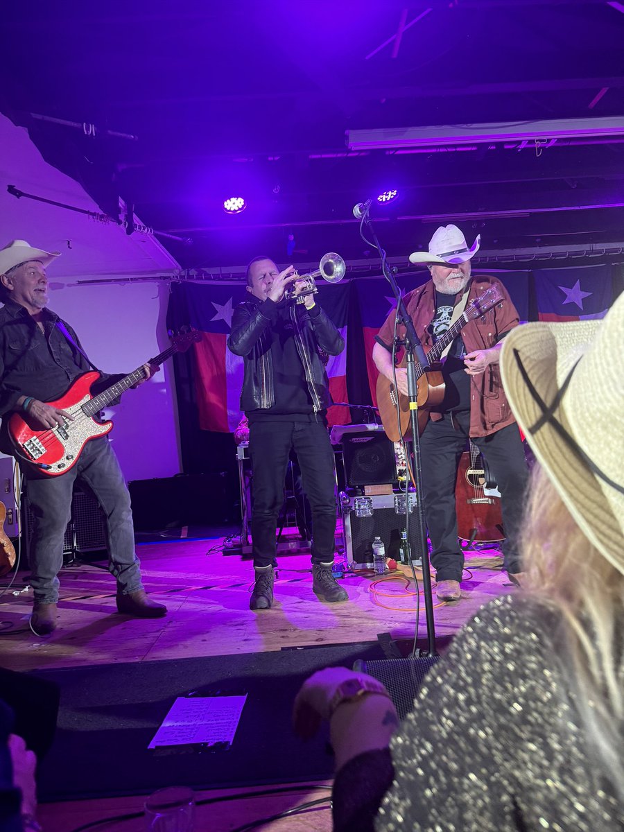 Lovely evening watching Lospacaminos at our local venue in Northiam with my besties. <a href="/lospacaminoscom/">Los Pacaminos</a> <a href="/PaulYoungParlez/">Paul Young</a> @JamieMosesGtr <a href="/jackiev1712/">Jackie V</a> <a href="/leaver_sharon/">Sharon Leaver 🤍</a> ❤️🤠🤠🤠p.s.amazing cocktails!
