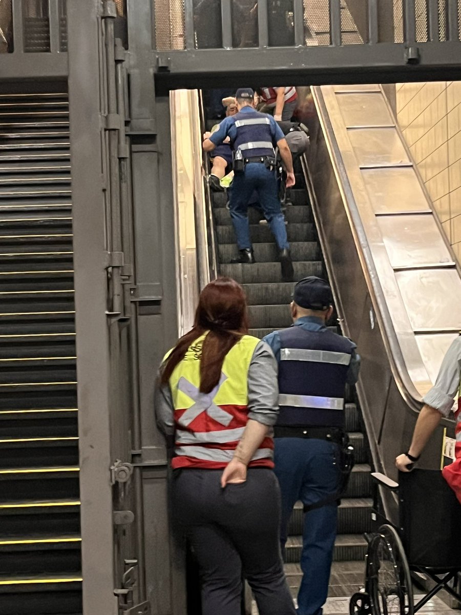 persona herida en metro Cal y Canto salida Puente <a href="/Samumetropolita/">SAMU Metropolitano</a> <a href="/metrodeStgo/">metro de santiago news</a> <a href="/metrodesantiago/">Metro de Santiago</a> <a href="/CentralCBS/">Bomberos de Santiago</a> <a href="/MTTChile/">Ministerio de Transportes y Telecomunicaciones</a>