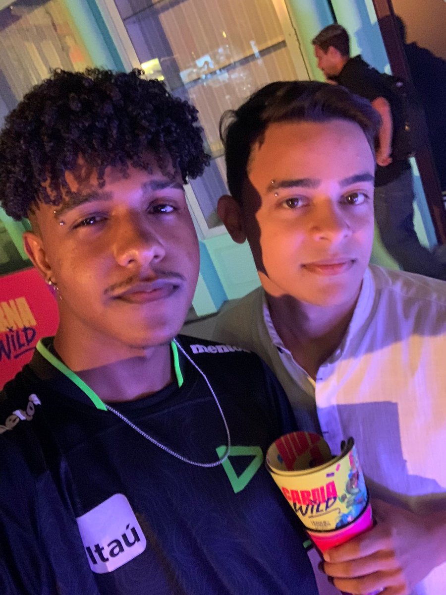 pakkawr's tweet photo. Simplesmente magnífico tudo hoje. Queria ter tirado foto com um par de gente mas confesso que estava com MUITA vergonha e acabou que só tirei essa com meu mô

Mas é isso, muitos outros virão https://t.co/UkRDZw4IbA