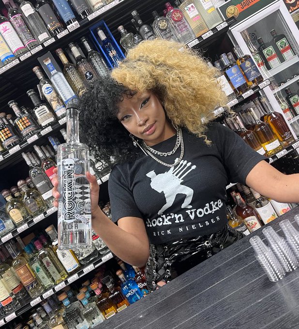 Come out right now too top shelf on Dacatur till 7pm Las Vegas then party @Rollinsmoke_bbq the gangs