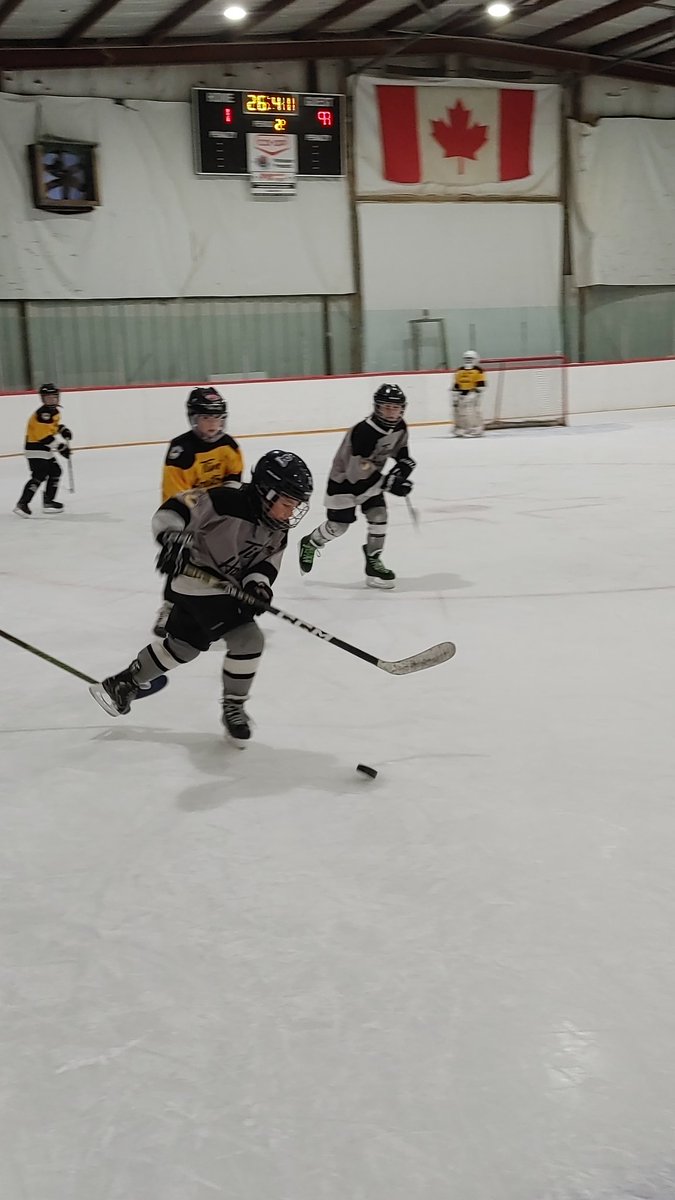 Big_G_09's tweet photo. @SaskatoonMHA Hats off to #RenegadeFlames U9 A #hockey club smoking P.A. Sharks to win B side Championship 🥈 out in Allan #HumboldtStrong 💚 💛  #Saskatchewan 🌾 🇨🇦 🏒 💪 Great job fellas 👍 We survived #skstorm  ❄️ and are home safe now 🙏 #HockeyIsLife #AnythingForHockey https://t.co/bnuy8cDyDi